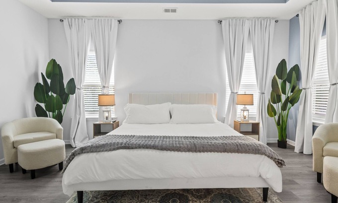 Gainesville House | Swing by the HEART of Gainesville to relax & more