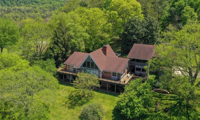 Bethpage House | Sycamore Springs county Charming Chalet, Bethpage