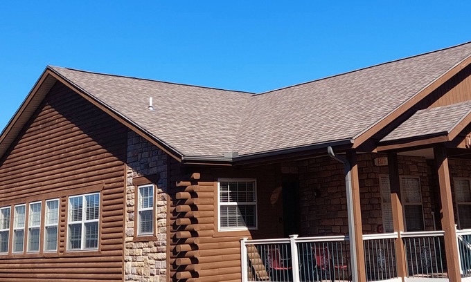 Indian Point Cabin | Table Rock Lake Walk-in Log Cabin by Silver Dollar City! Remodeled! Great Rates!
