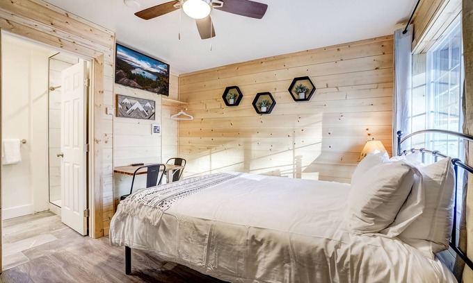 Sierra Tract Hotel | Tahoe Mountain inn