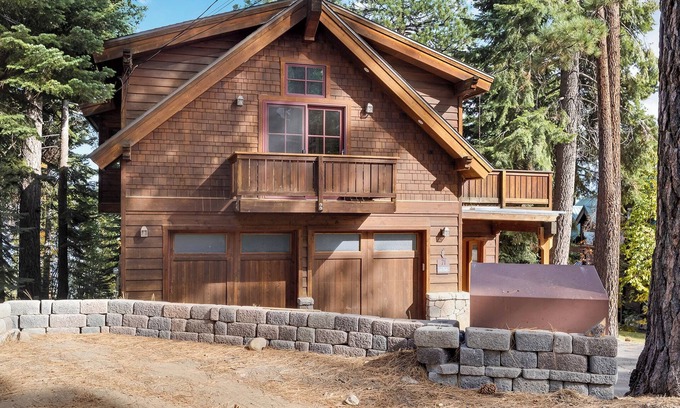 Ridgewood House | Tahoe Mountain Retreat – Gorgeous 4 BDR + Apartment w/Private Hot Tub