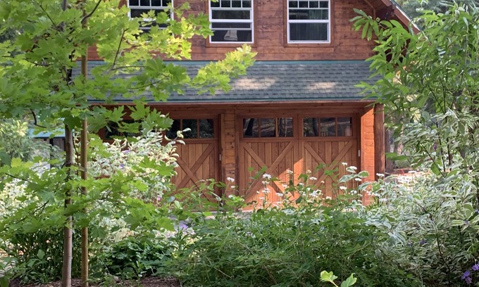 Sunnyside Cabin | Tahoe Park Architectural Gem – Cozy, Convenient & Dog-Friendly!