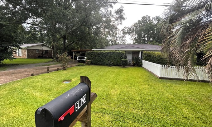 Tillmans Corner House | Take a break on Freeway Lane