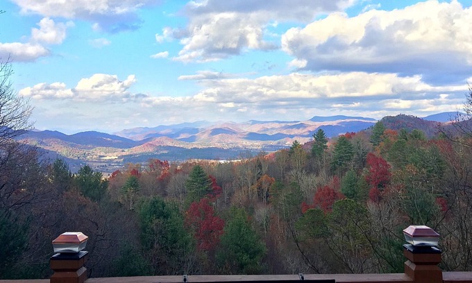 Rabun Gap Cabin | "Take A Paws" with rolling long-range view, convenient to town, and pet friendly