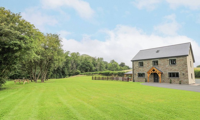 Builth Wells Cottage | TALARDDU COTTAGE, pet friendly, with hot tub in Builth Wells