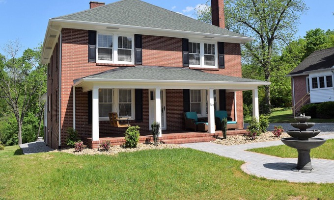 Lincolnton House | Talk of the Town - (Whole House) Sleeps 10