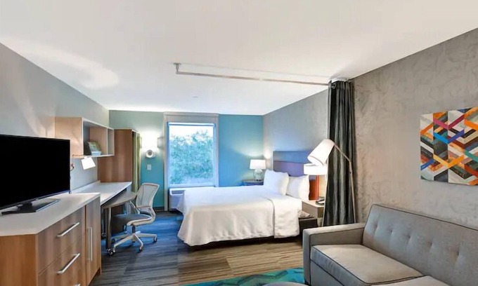 Terrace Park Hotel | Tampa’s Gem: 2 Units Near Busch Gardens. Onsite Pool, BBQ Facilities!