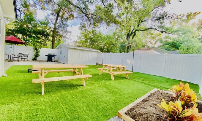 Bearss Plaza House | TaNpa Villa! Artsy home in the middle of everything!