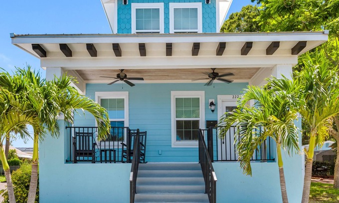 Tarpon Springs Cottage | Tarpon Tides Cottage - Walking distance to the Sponge Docks & Downtown!