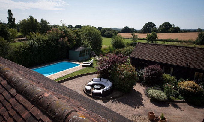 Abbess Roding Cottage | Tastefully Renovated Countryside Cottage with Swimming Pool near Tenterden