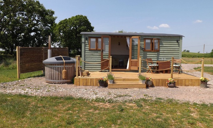 Crediton Cottage | TAWNY, romantic, with hot tub in Morchard Bishop