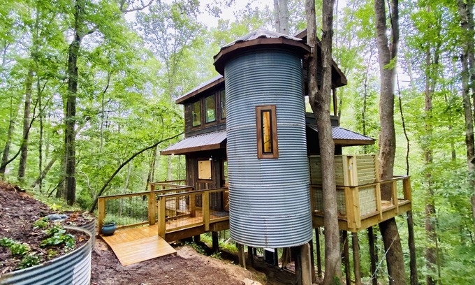 Dahlonega Cabin | Tech Time: Secluded Treehouse Overlooking Creek
