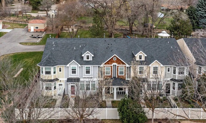 West Valley House | Ted Mason 5 Mi. Luxury Townhouse: Private, Quiet, Convenient w/Fireplace & Park