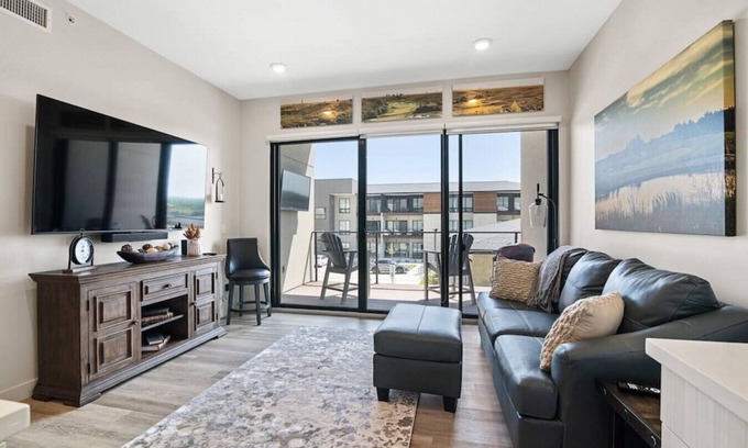 Manhattan Condo | Tee'd Up at Home Stay MHK
