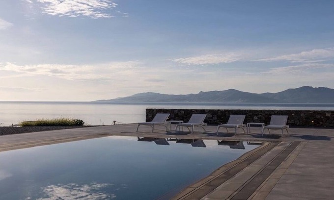 Agios Ioannis House | Templo y Mar Seafront villa, facing the Sacred Island of Delos.