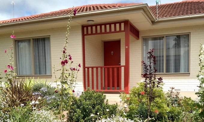 Angaston House | Ten-on-French Barossa getaway