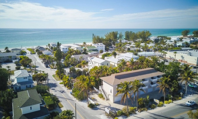 Ilexhurst House | Terrace Condo 1 Pool Condo Relaxing Tropical Pool Deck Close To Beach