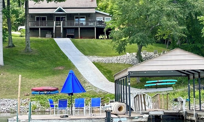 Jacksboro House | Terrace Cove: 4BR/2B Lakefront house with private dock and covered slip!