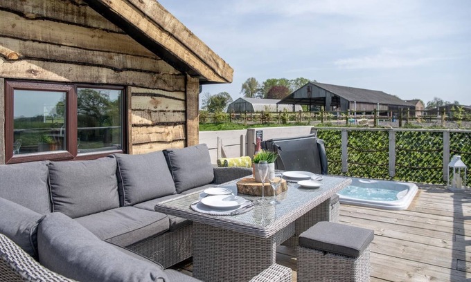 Bubwith Cabin | Tesseyman Lodge - Hot tub - Country escape