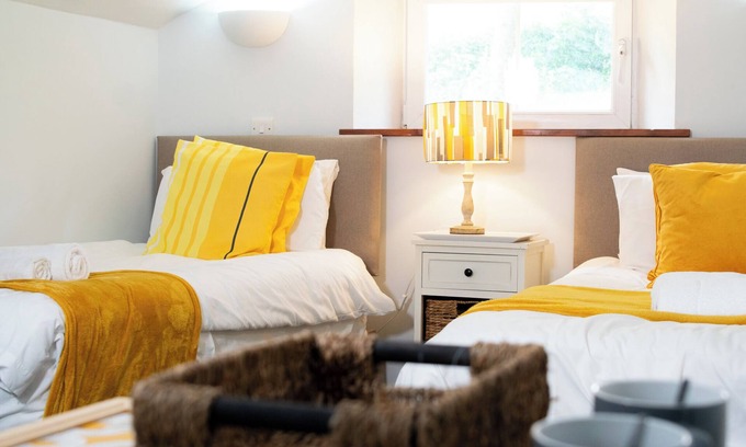 Hawick Hotel | Teviotside Travel Inn - Hawick Room 4 triple (3 x singles)