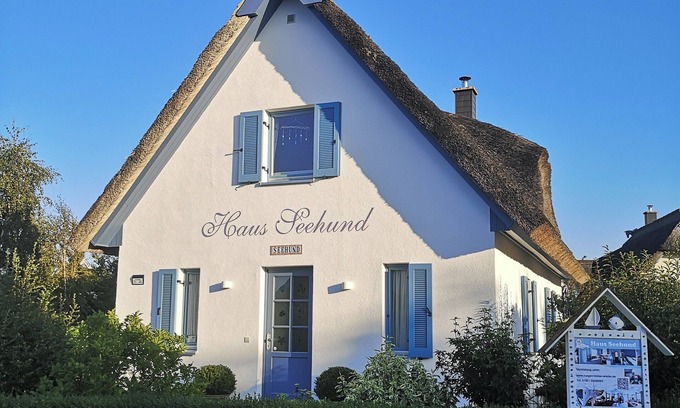 Glowe House | thatched roof house at the sea, pets welcome, fenced