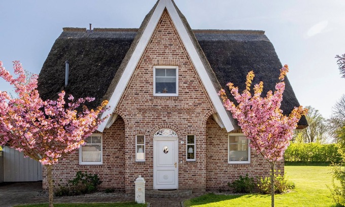 Poseritz House | Thatched house with stunning water views on the edge of a nature reserve in a peripheral location
