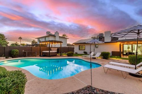 Paradise Valley Village House | The Ace Scottsdale with Pool Hottub & Putting Green