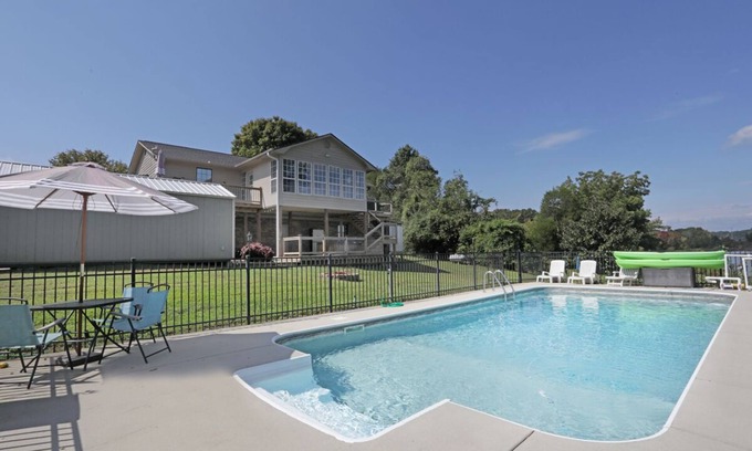 Chickamauga Lake House | The All Seasons Resort features pool and hot tub on River