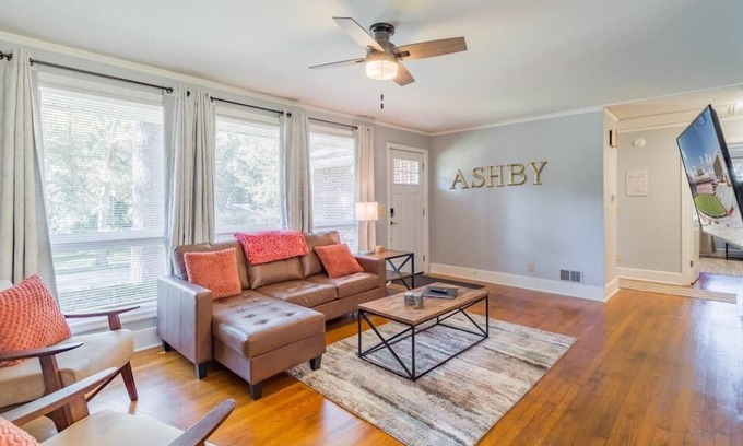 Forest Acres House | The Ashby | Close to Fort Jackson + USC | Sleeps 6
