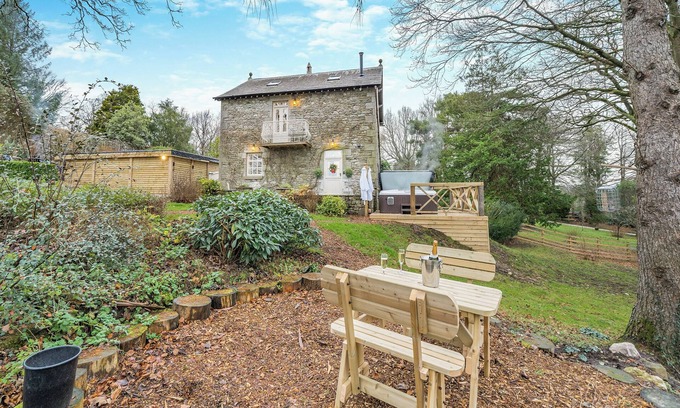 Tewitfield Cottage | The B Hive at Buckstone House