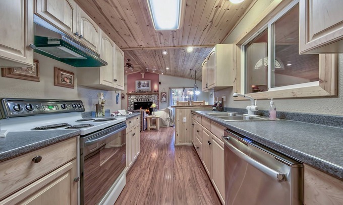 North Upper Truckee House | The Bear's Den 1965np 3 Bedroom Cabin by RedAwning