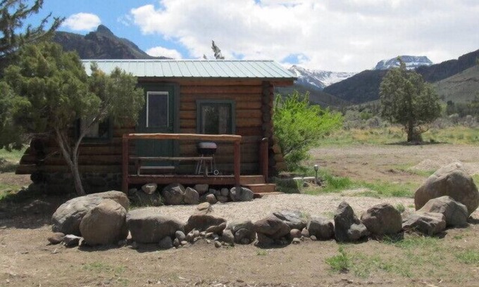 Wapiti Cabin | The Benjamen - Newly Remodeled Great Views