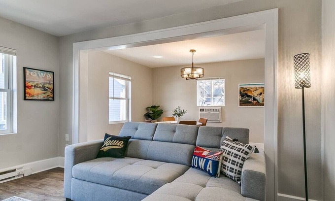 Des Moines Apartment | The BEST of Iowa: Harvesting Iowa w/King Bed