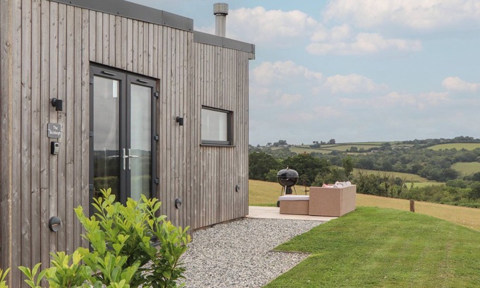 Tiverton Cottage | THE BICKLEIGH, romantic, with hot tub in Tiverton