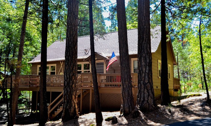 Twain Harte Cabin | The Bigfoot Lodge - Winter Fun! Game Room, Walk to Downtown, CLEAN Cozy