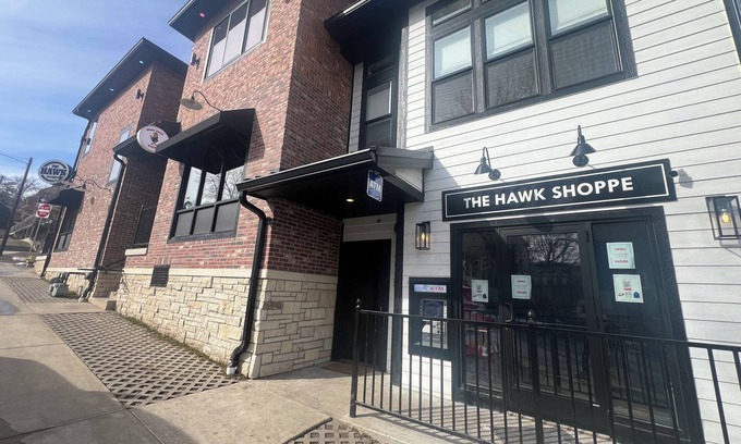 Oread Apartment | The Birdcage at The Hawk sleeps 10 - 2 bedrooms & 2 1/2 bathrooms.