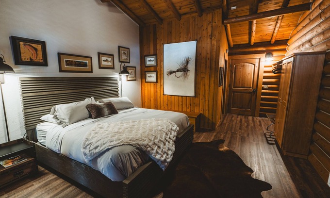 Grantsdale Cabin | The Bitterroot Mile Club Cabin Room on The Bitterroot River