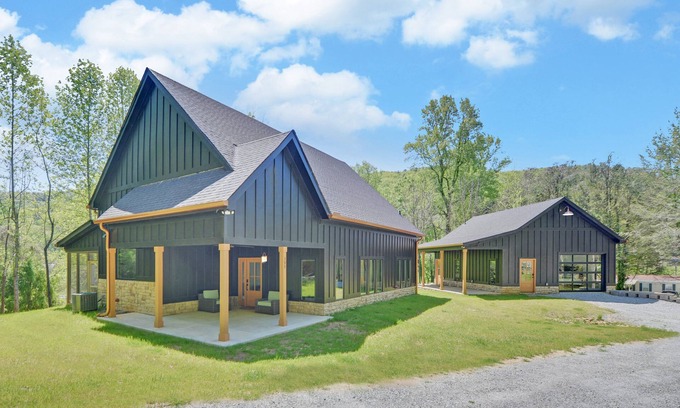 Wiley Cabin | The Black Ace is Creek Front & Minutes to Town