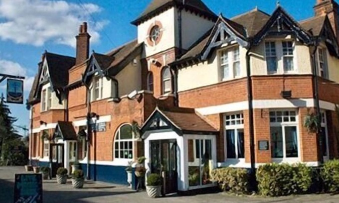 Byfleet Hotel | The Blue Anchor