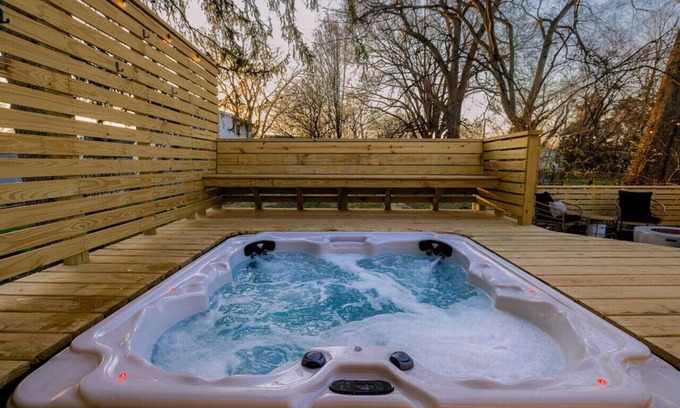 Beechmont House | The Blue Door | Urban Home | Hot Tub | Near SDF