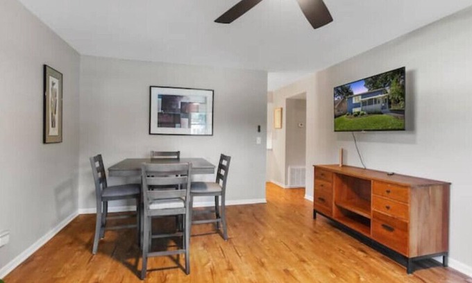 Waukegan House | The Blue House ~ Spacious & Near Naval Academy
