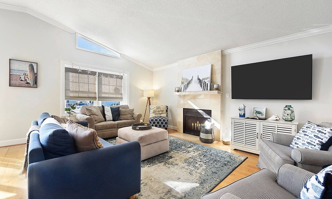 Caine Woods House | The Blue House! Walk to the Beach! FirePit-Bikes-PingPong- Fully Fenced Yard!
