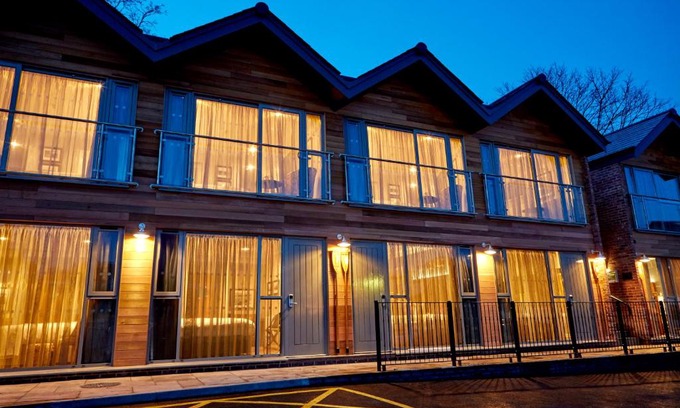 Chester Hotel | The Boathouse Inn & Riverside Rooms