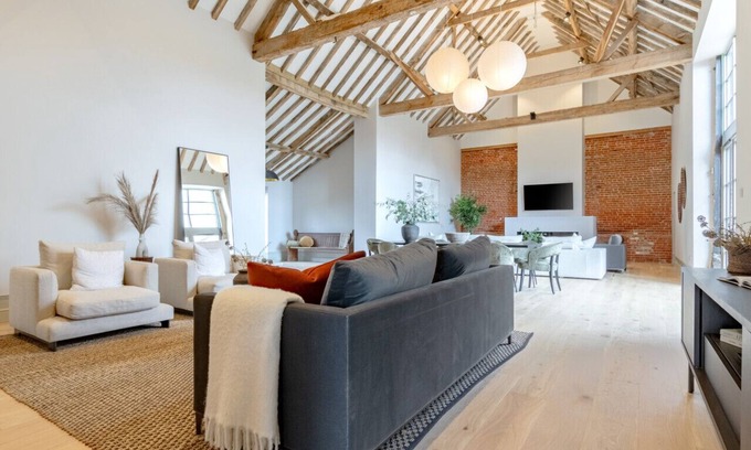 Hempnall House | The Brick Barn - Five Bedroom House, Sleeps 10