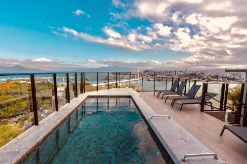 Centro Apartment | The Bridge by Xtay -Estúdios em Floripa com Piscina no Rooftop e Academia Completa, Próximos das Praias Populares