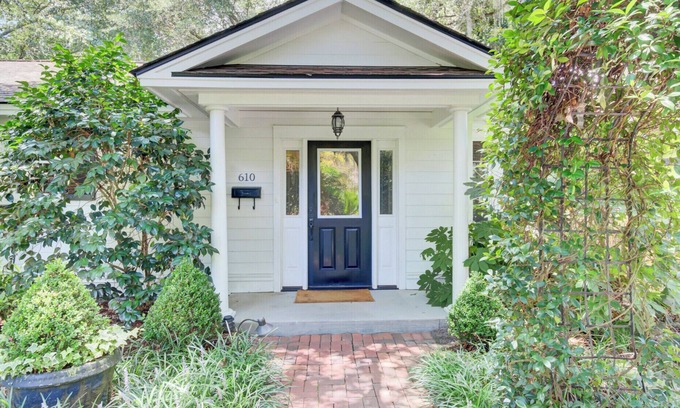 Summerville Historic District House | The Bungalow - Charming 2 Bed/2 Bath Guest House on 2 acres in Summerville, SC