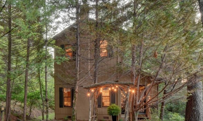 Clayton House | The Cabin and Carriage House