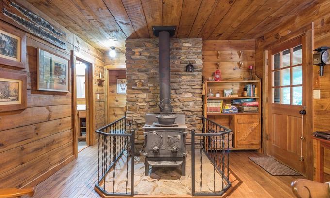 Old Fort Cabin | The Cabin at Two Creeks - 2 Bedroom, 1 Bathroom