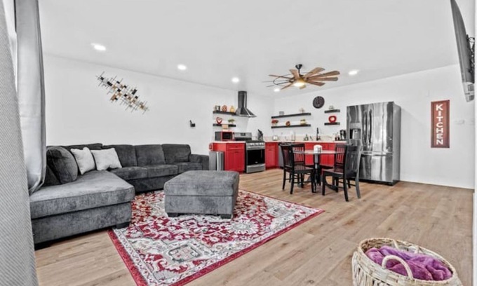 Visalia House | The Cambridge Loft - Gateway to Sequoia Ntl Park