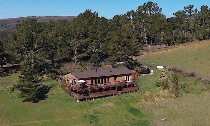 Redwood City House | The Canyon View House at Lobitos Creek Ranch near the beaches and redwoods
